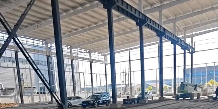 Columnas de acero y vigas carril para galpón con puente grúa.