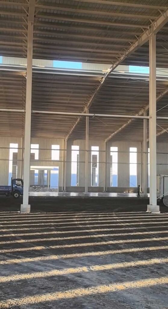 Montaje de galpón de estructura metálica con altura libre optimizada para logística.