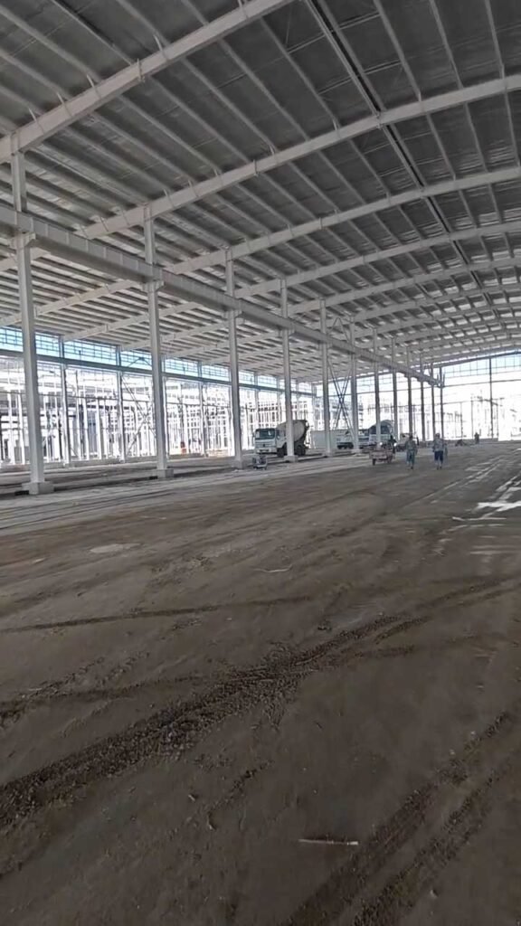 Cerramientos y correas secundarias en la estructura metálica de una bodega industrial