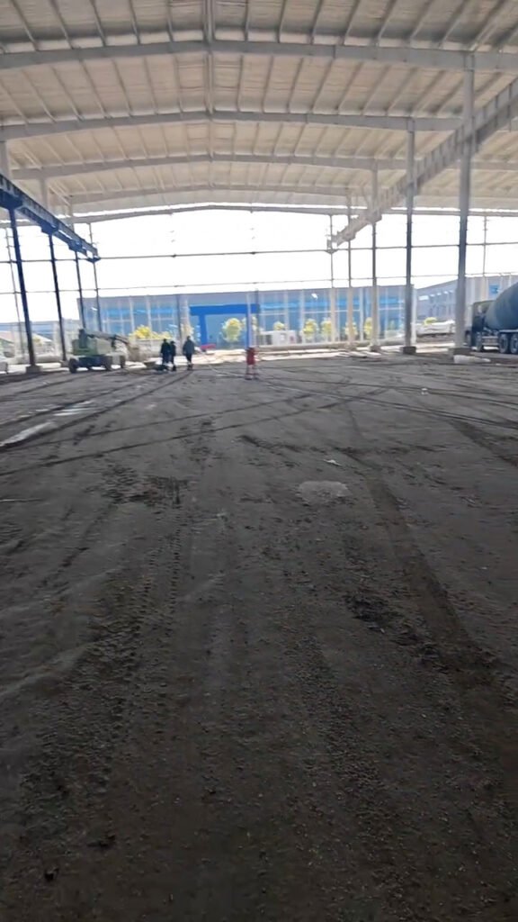Piso de concreto e infraestructura para galpón industrial de gran volumen.