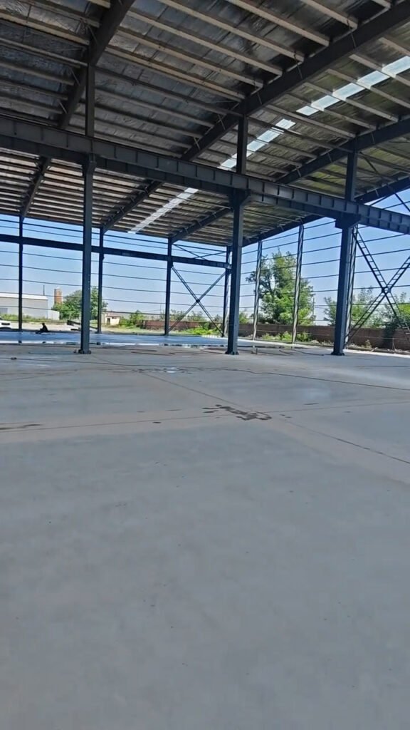 Estructura metálica terminada con suelo de concreto en galpón prefabricado