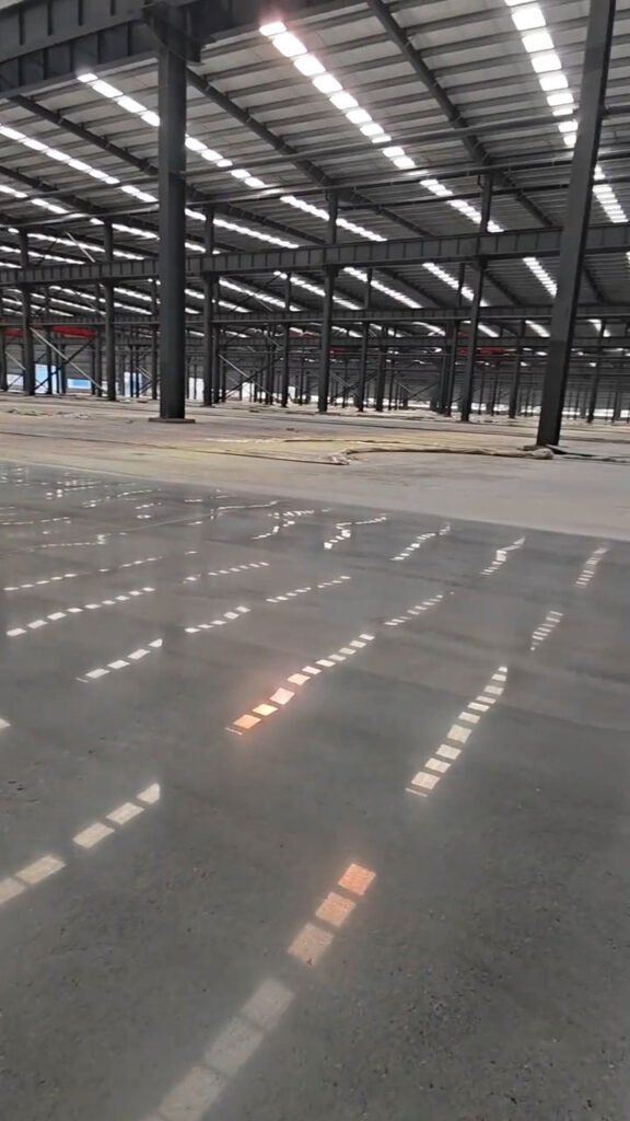 Gran luz libre en galpón de acero diseñado con columnas perimetrales y correas.