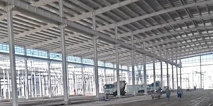 Vista de gran luz libre en un galpón prefabricado de acero para almacén industrial