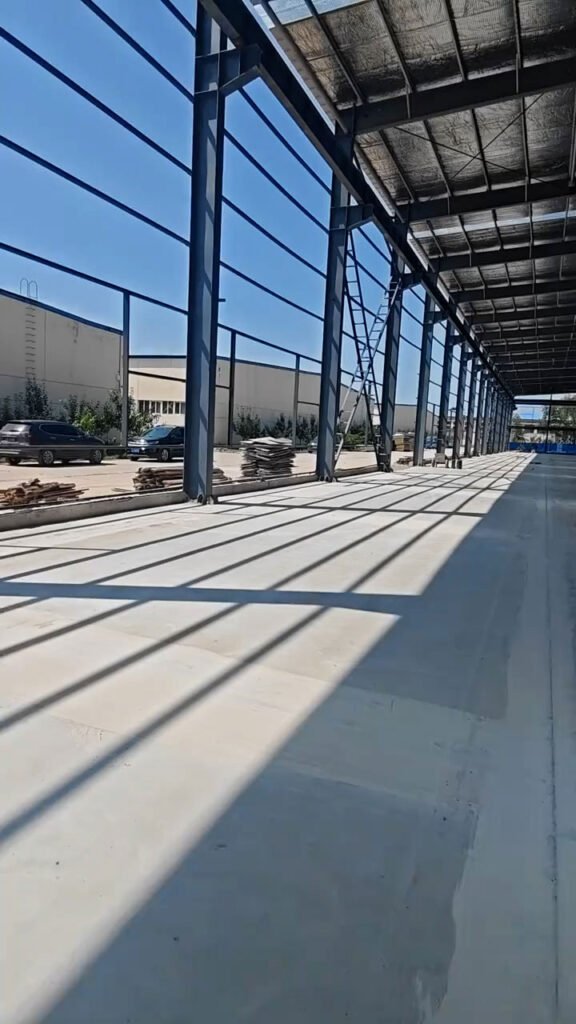 Iluminación natural y pórticos de acero en galpón prefabricado de gran luz libre.