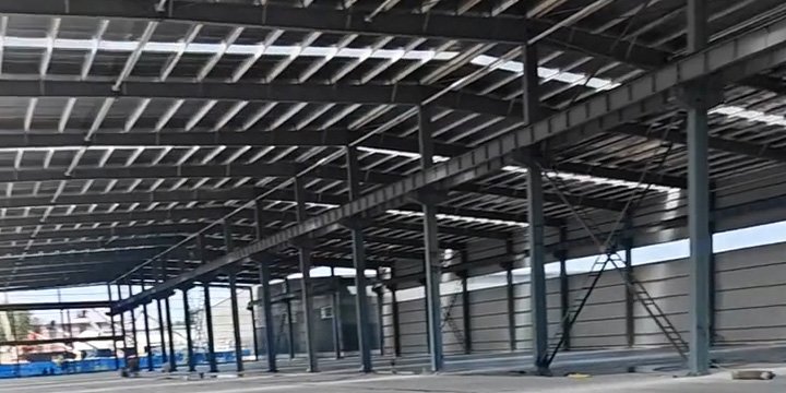 Columnas de acero con soporte para vigas carril en galpón prefabricado.