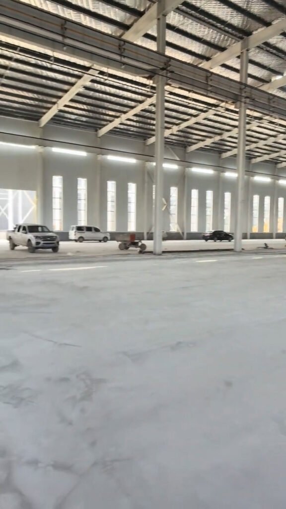 Ventanales y cerramientos térmicos en galpones prefabricados de estructura metálica.