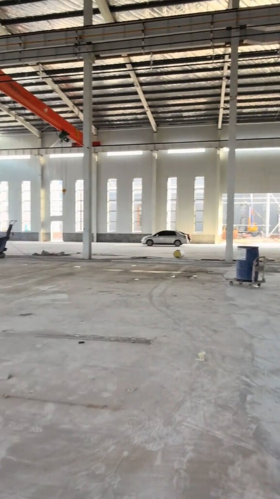 Estructura interior de galpones equipada con vigas carril para puente grúa.