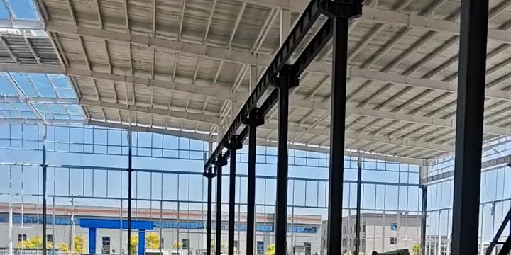 Estructura de acero con vigas carril para puente grúa en proyecto de importación y exportación de estructuras metálicas