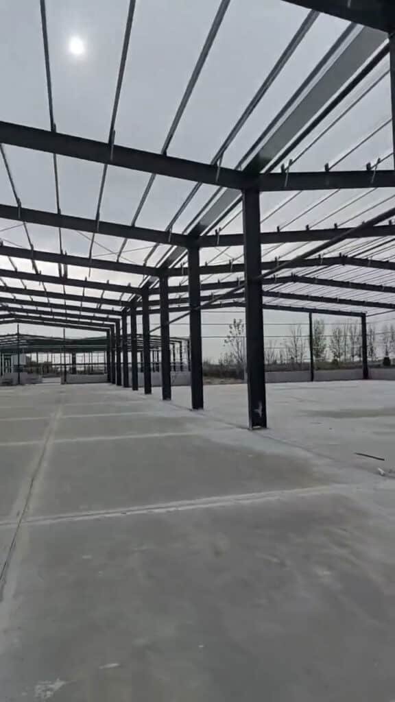 Instalación de estructuras metálicas prefabricadas con detalles de pórticos y correas de cubierta