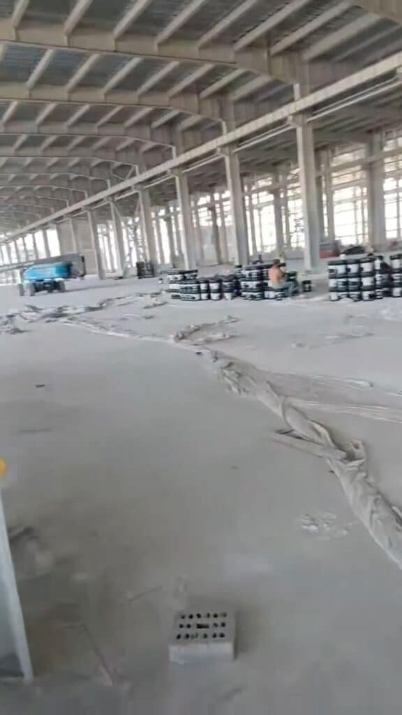 Vista interior amplia de un almacén logístico mostrando la extensa luz libre sin columnas centrales.