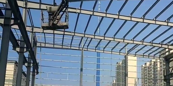 Instalación de correas de techo y pared en nave industrial de steel frame en Perú