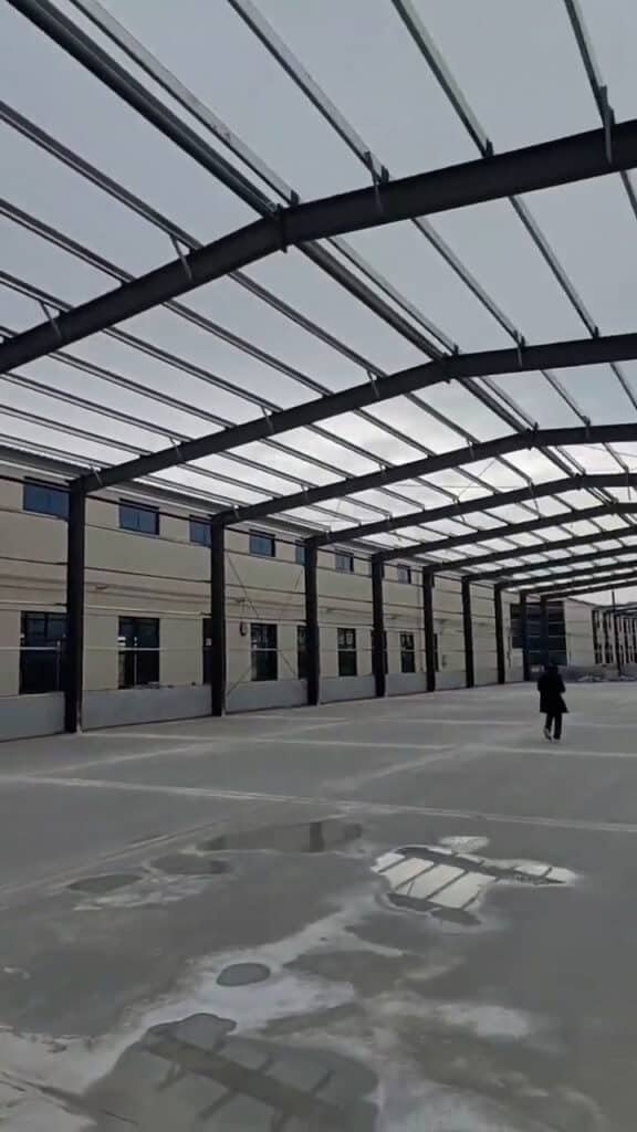 Vista interior durante el montaje de galpones de acero con pórticos de luz libre y correas
