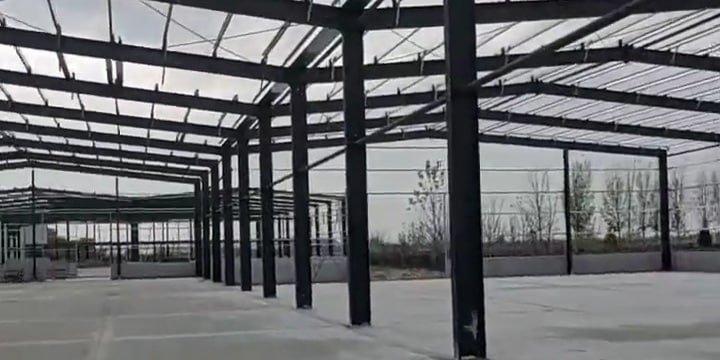 Estructura prefabricada de acero en etapa de ensamble para nave industrial.