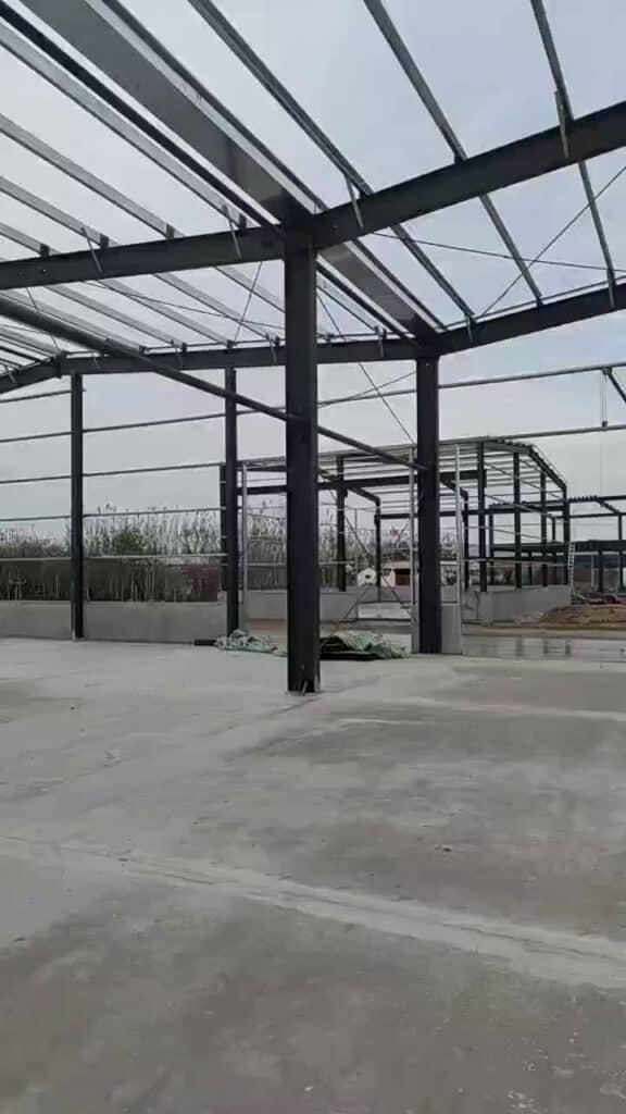 Montaje de estructuras de acero prefabricadas mostrando la elevación de pórticos principales y colocación de correas