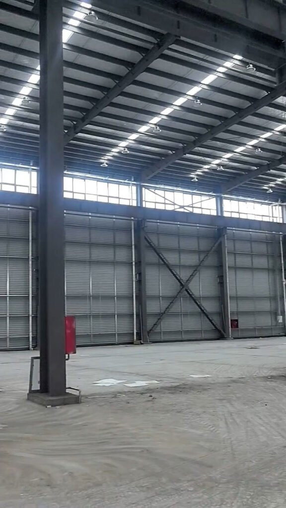 Vista interior de nave industrial con columnas de acero estructural y cubierta metálica instalada en México.