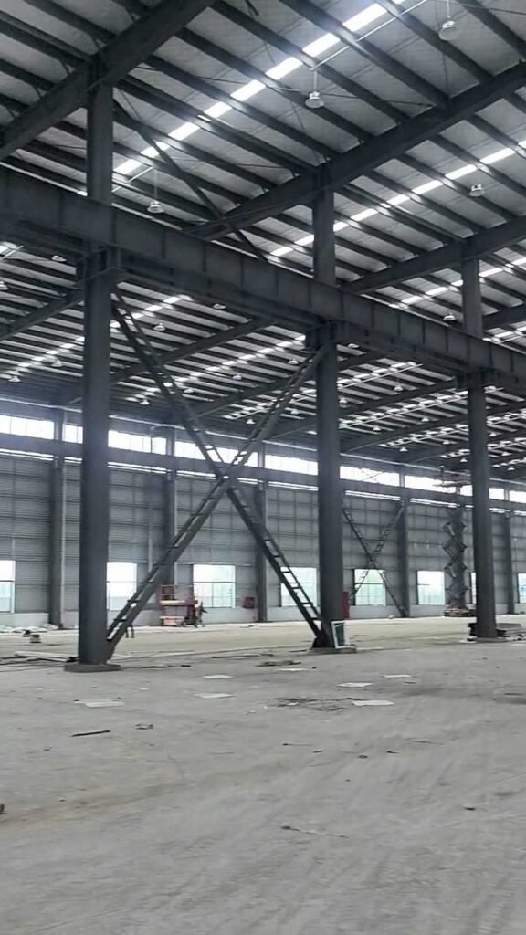 Arriostramientos en cruz y vigas carril para puente grúa en una nave industrial de acero