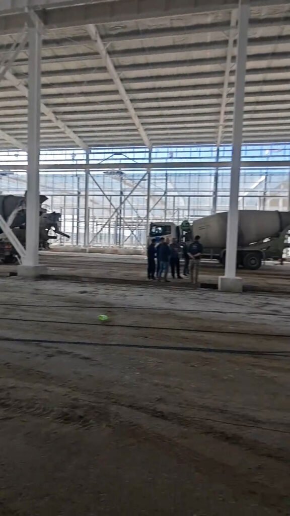Ensamble de vigas H y arriostramientos en taller para nave industrial prefabricada