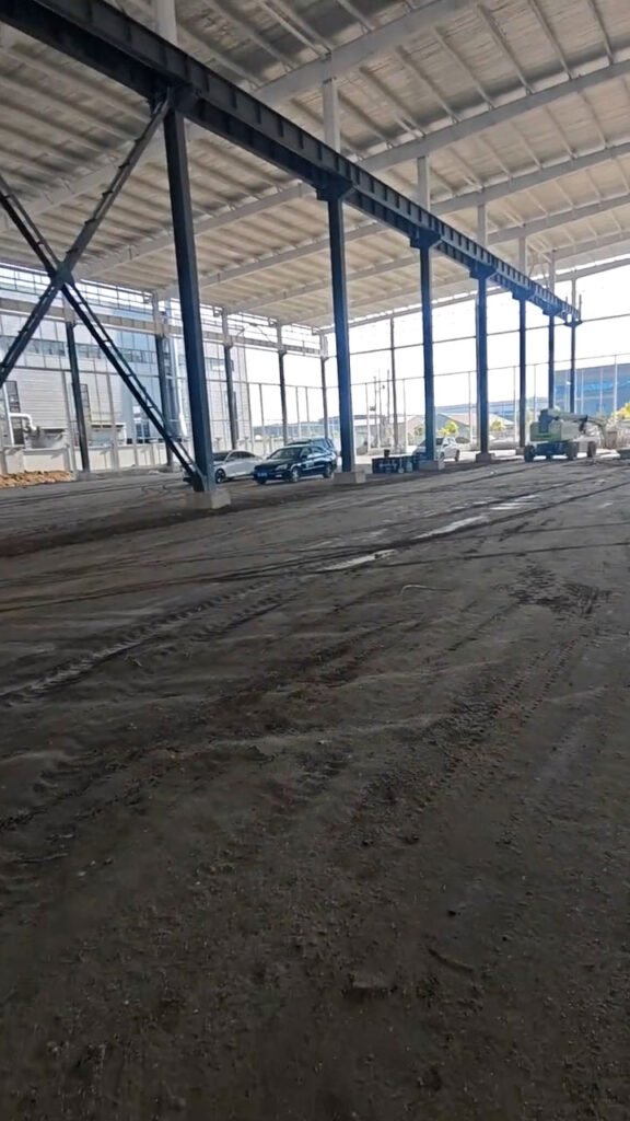 Columnas de acero perfiles H con vigas para puente grúa en taller industrial
