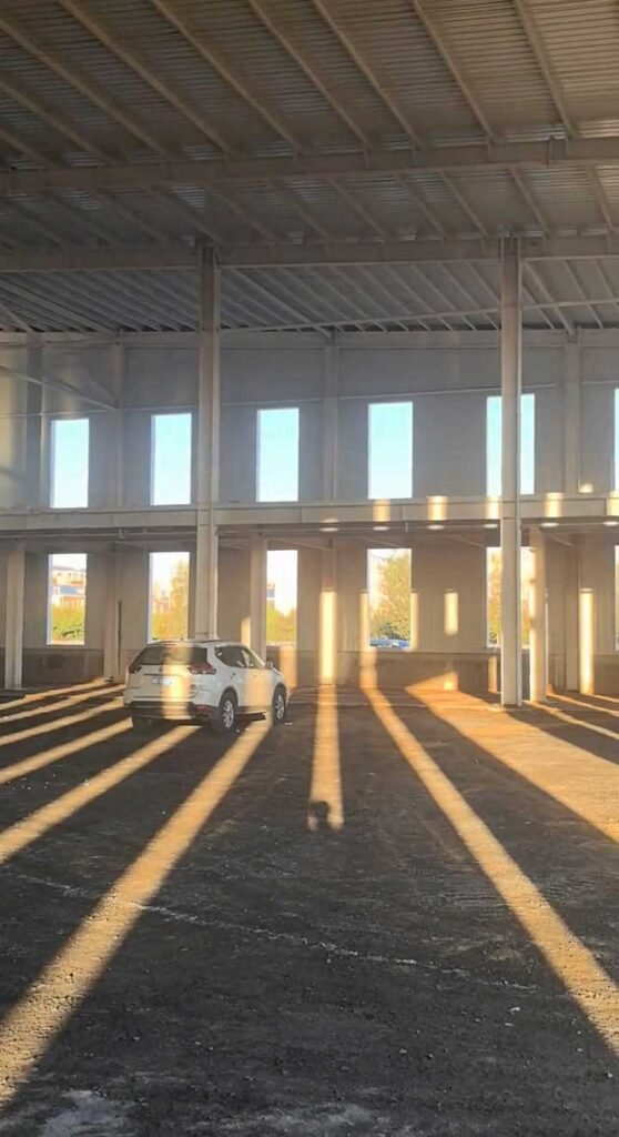 Acceso vehicular e interior despejado de proveedor de galpones metálicos especializados