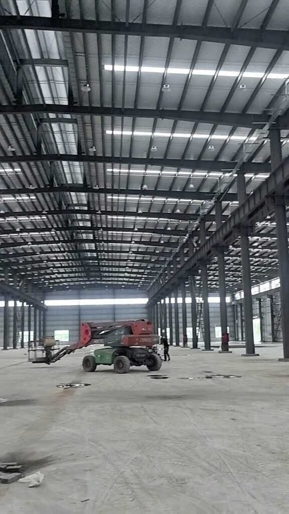 Iluminación superior y pórticos de acero en nave prefabricada de amplia luz libre.