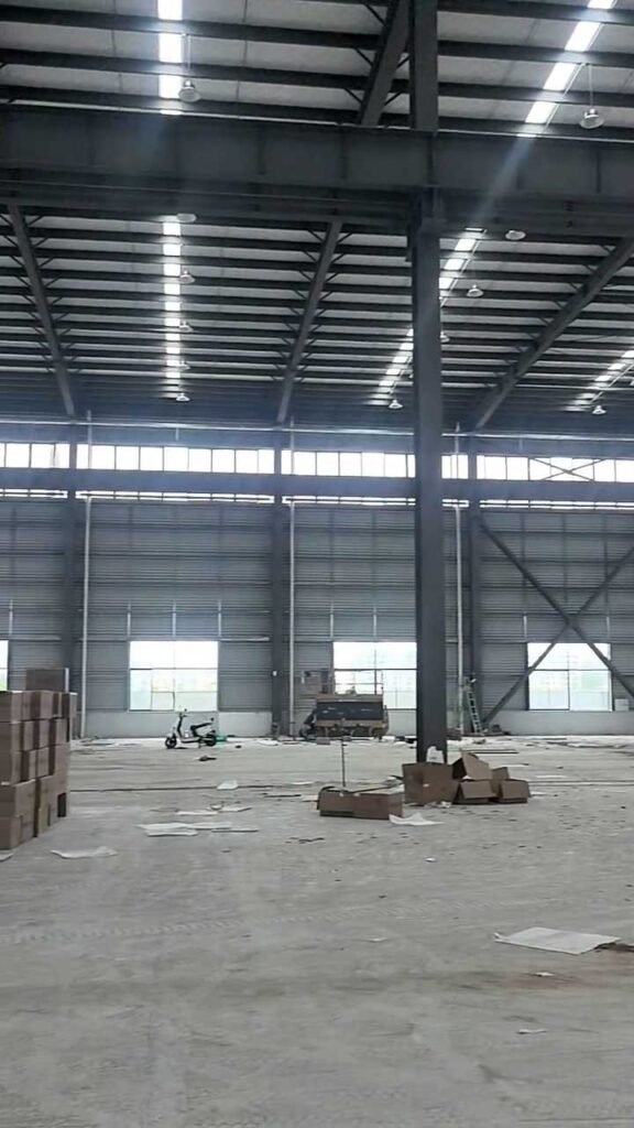 Interior espacioso de depósito logístico metálico listo para acopio de mercadería.