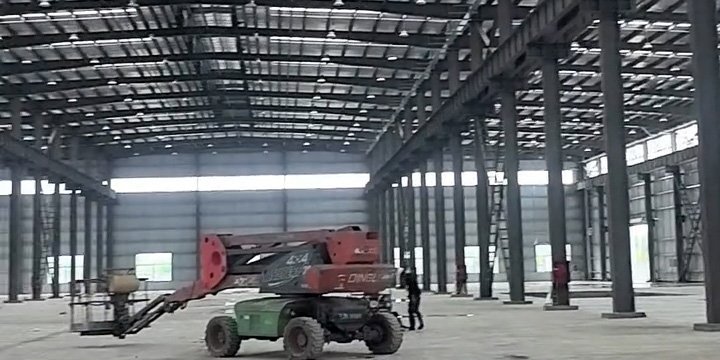 Plataforma elevadora trabajando en el montaje de estructura metálica para galpón industrial en Argentina.