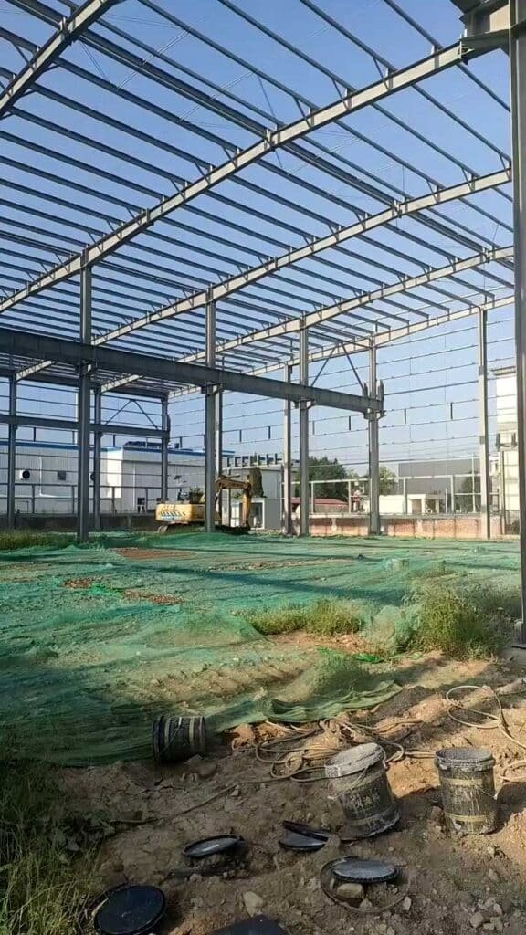 Ensamblaje de estructura metálica con columnas H y correas para nave industrial en Perú