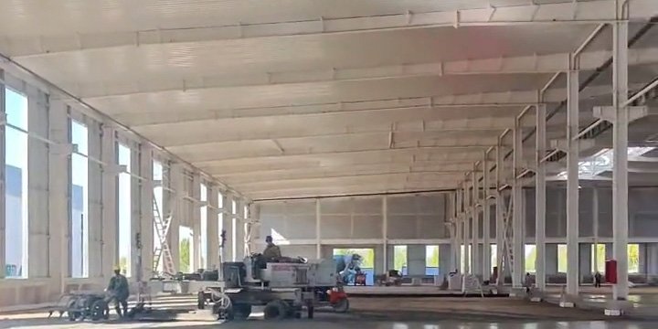Steel warehouse design and engineering featuring high eaves height and ceiling insulation panels.