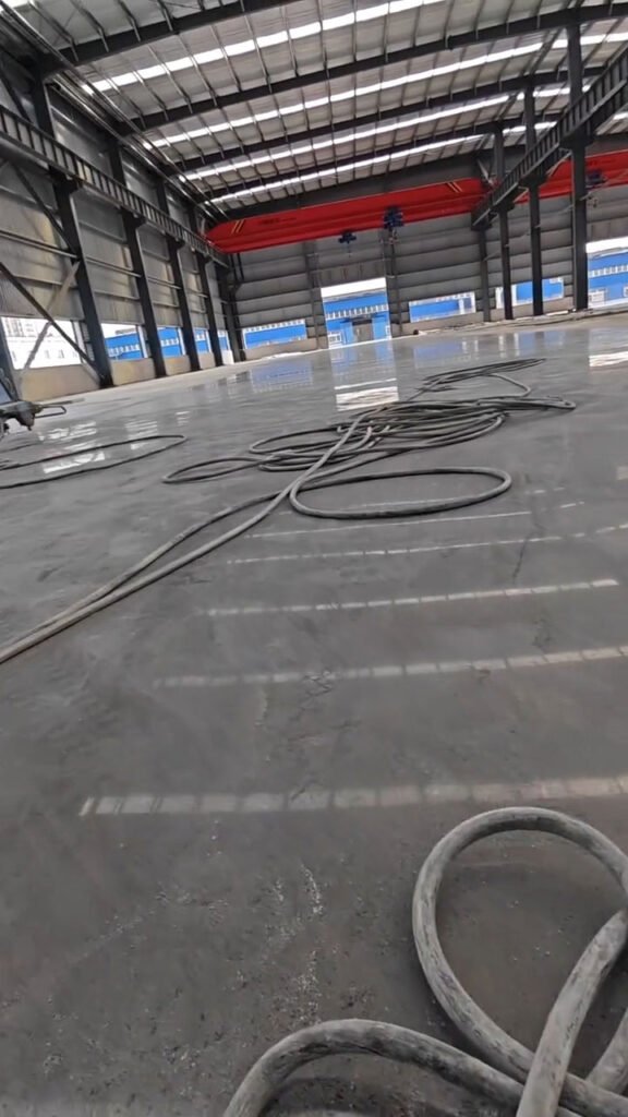 Taller industrial equipado con vigas principales de acero y sistema de arriostramientos