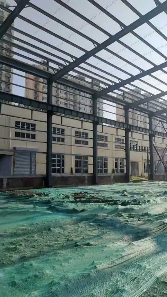Avance de obra mostrando columnas y vigas de acero en la venta de galpones prefabricados.