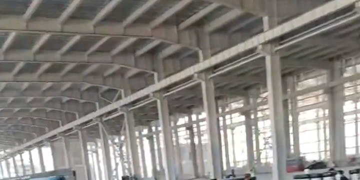 Detalle de vigas, pórticos y correas de techo en el ensamblaje de bodegas de acero de gran luz libre.